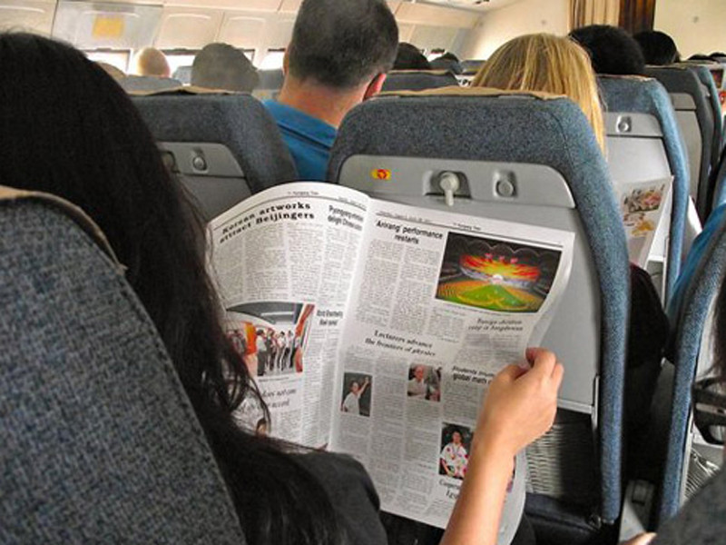 Trước khi cất cánh và hạ cánh, hành khách sẽ được thưởng thức một ít bản nhạc cách mạng của Triều Tiên