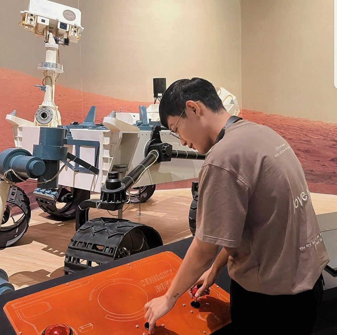 Gen Z khám phá các mô hình tại trung tâm. (Ảnh:booxbu)