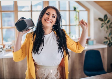 Người vợ nghe nhạc trên chiếc loa bluetooth mọi lúc mọi nơi. (Ảnh minh họa: Internet)