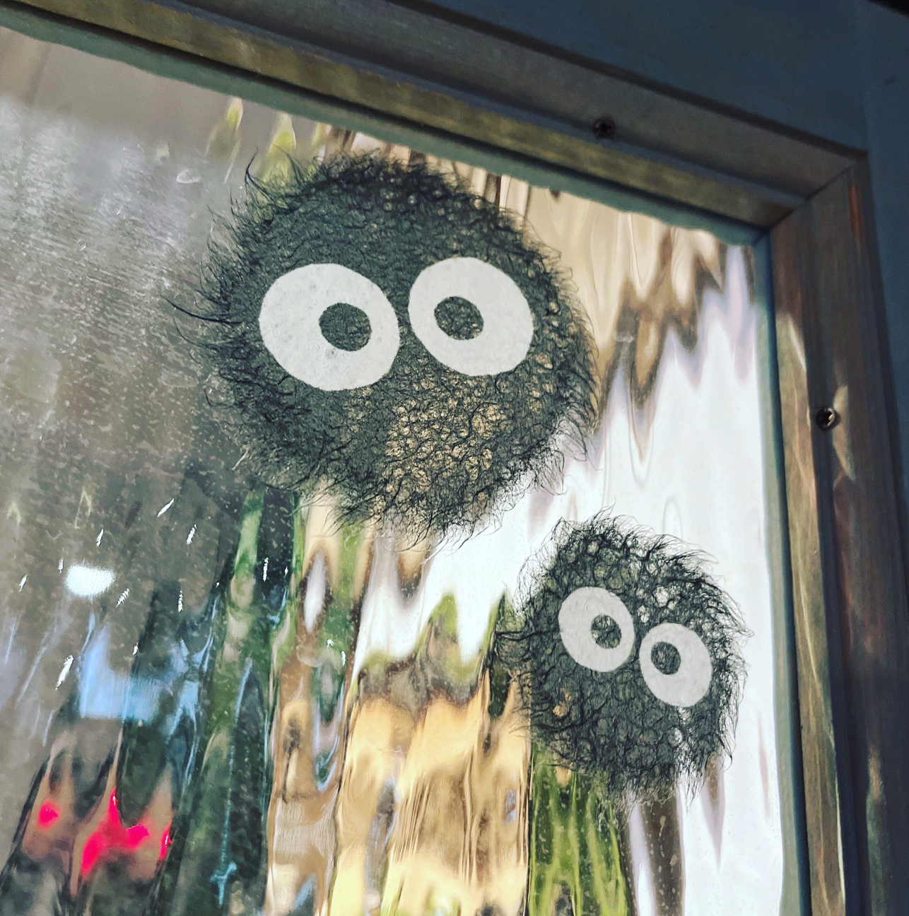 “Yêu tinh bồ hóng” được trang trí trên những ô cửa sổ. (Ảnh: @moricafe_kodama) “Yêu tinh bồ hóng” được trang trí trên những ô cửa sổ. (Ảnh: @moricafe_kodama)