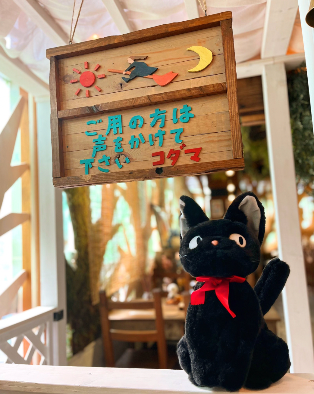 Chú mèo Jiji đáng yêu chào đón du khách vào quán. (Ảnh: @moricafe_kodama) Chú mèo Jiji đáng yêu chào đón du khách vào quán. (Ảnh: @moricafe_kodama)