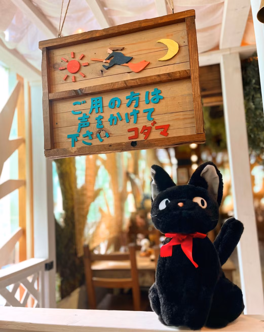 Chú mèo Jiji đáng yêu chào đón du khách vào quán. (Ảnh: @moricafe_kodama) Chú mèo Jiji đáng yêu chào đón du khách vào quán. (Ảnh: @moricafe_kodama)