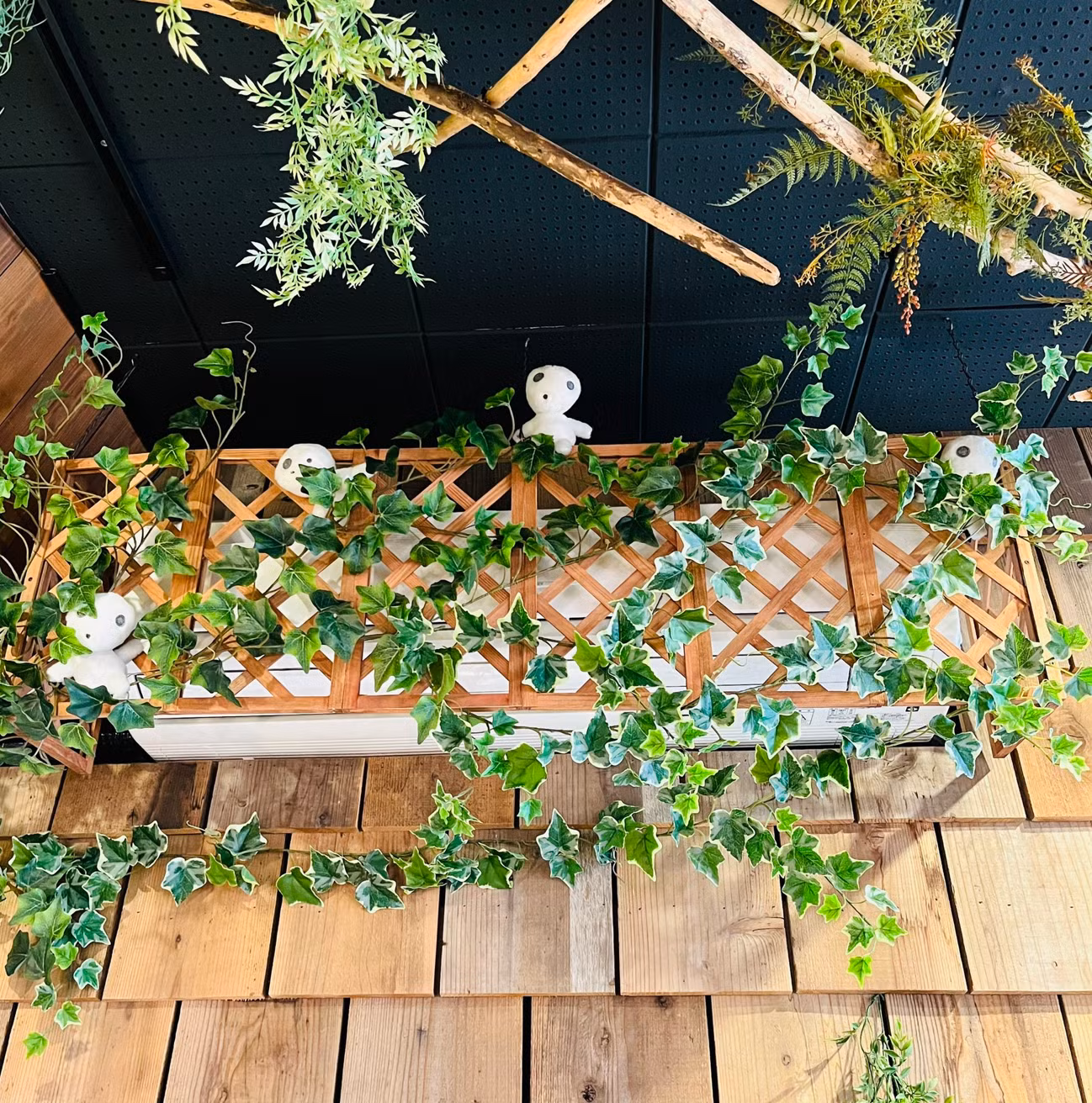 Mộc linh Kodama được trang trí cùng dây leo trên trần quán. (Ảnh: @moricafe_kodama) Mộc linh Kodama được trang trí cùng dây leo trên trần quán. (Ảnh: @moricafe_kodama)
