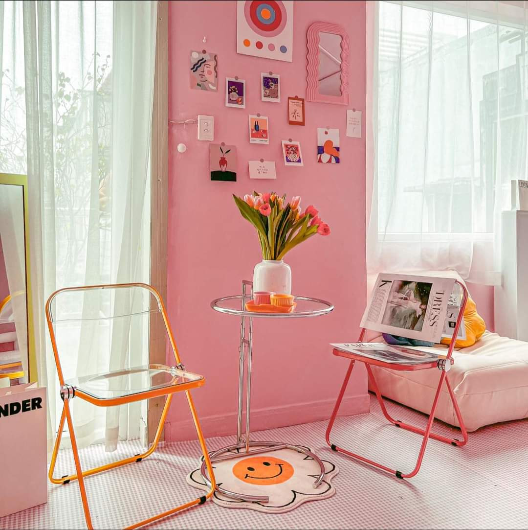 Căn phòng với sắc hồng ngọt lịm. (Ảnh: Tiệm Trà Tháng Tư)