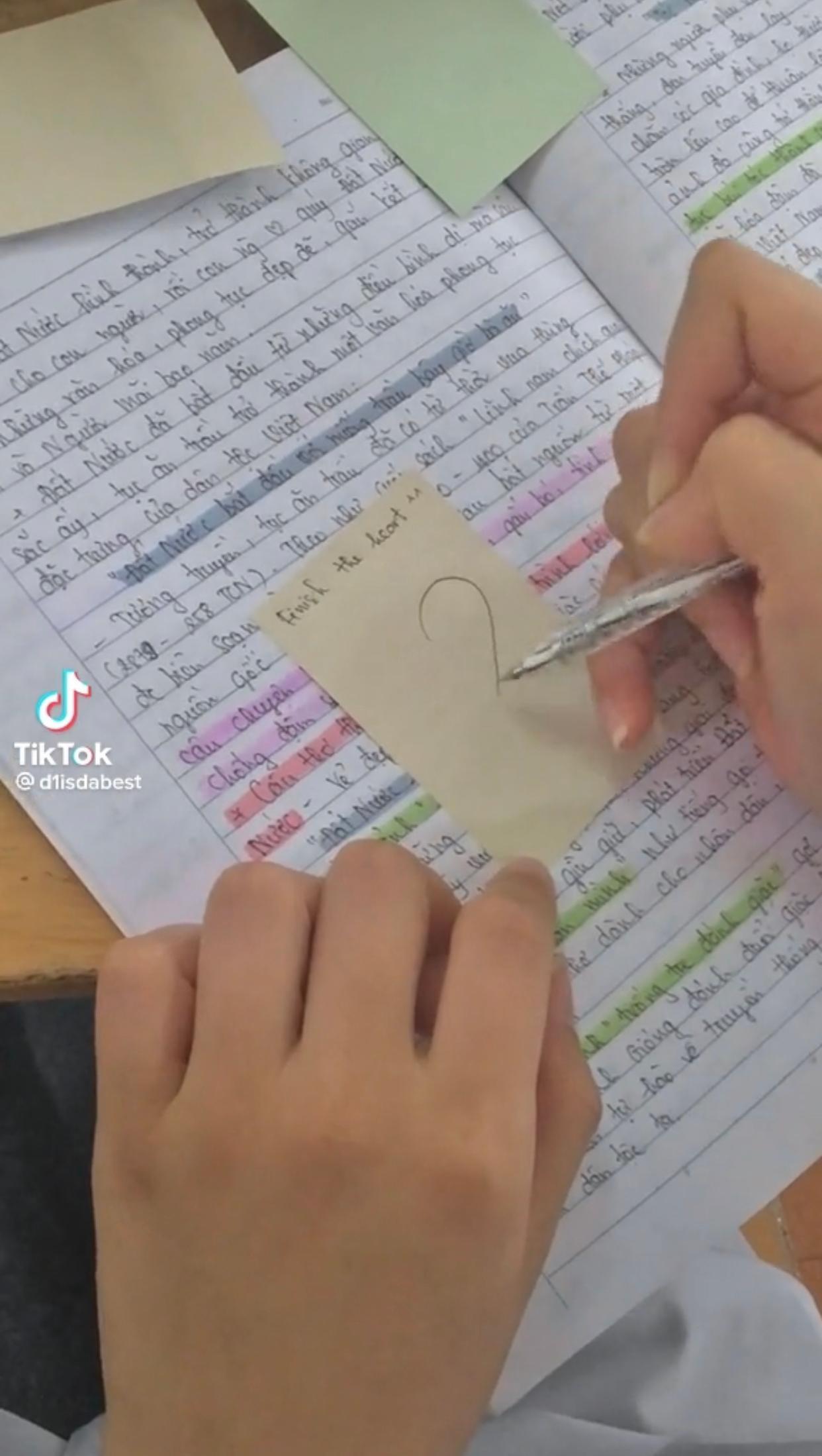 Bên cạnh những tác phẩm đầy nghệ thuật cũng không thiếu những ý tưởng khiến người xem phải bật cười! (Nguồn: @d1isdabest)