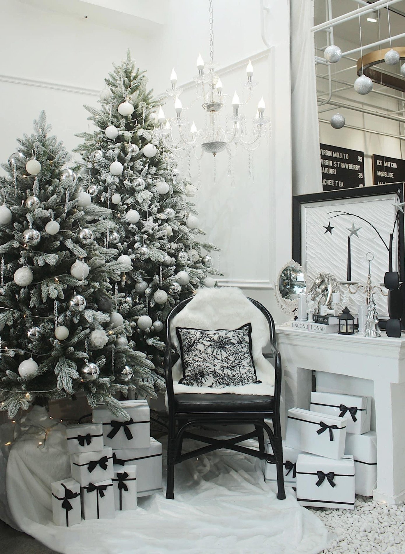 Muốn ngầu nhưng vẫn có ảnh Noel xinh thì chỉ cần lên đồ đẹp, mọi chuyện để quán lo!