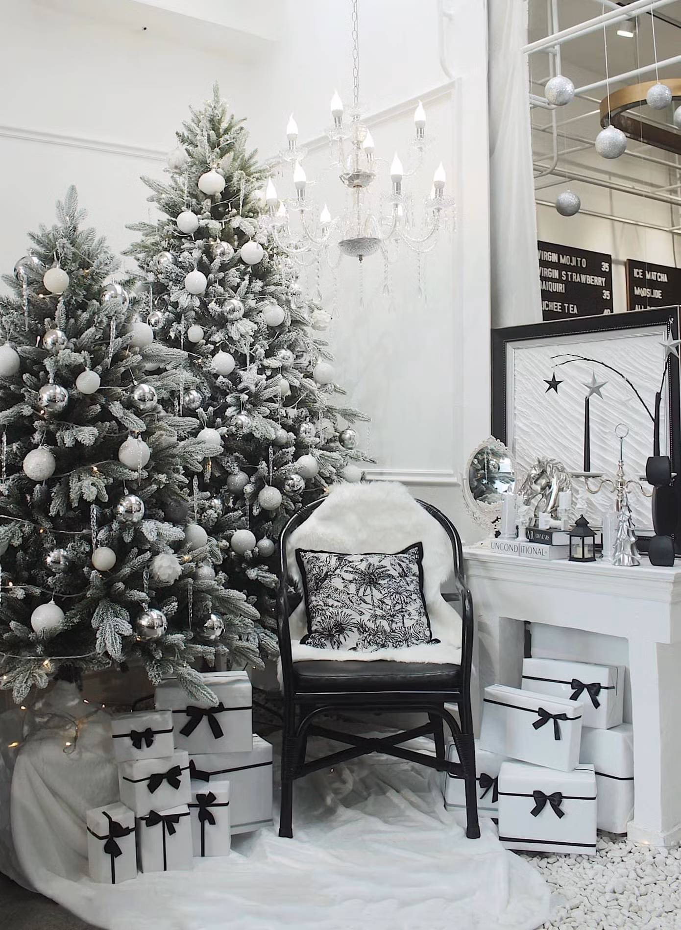 Muốn ngầu nhưng vẫn có ảnh Noel xinh thì chỉ cần lên đồ đẹp, mọi chuyện để quán lo!