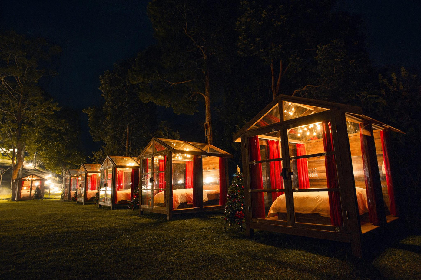 Khung cảnh lung linh khi đêm xuống của những ngôi nhà kính. (Ảnh: P&apos;apiu Resort)