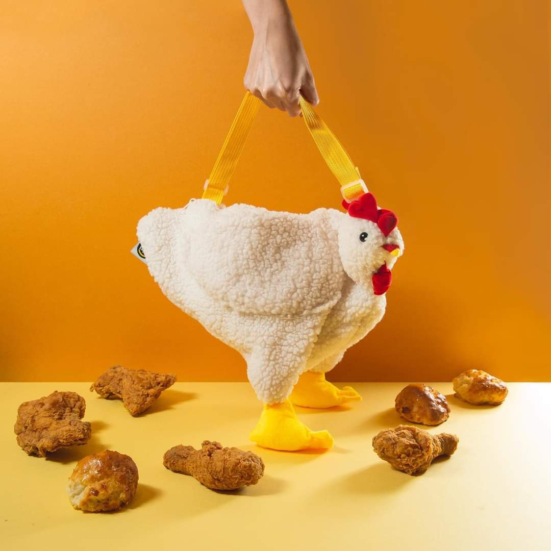 Món quà kỉ niệm là chiếc túi gà bông vô cùng đáng yêu. Món quà kỉ niệm là chiếc túi gà bông vô cùng đáng yêu.