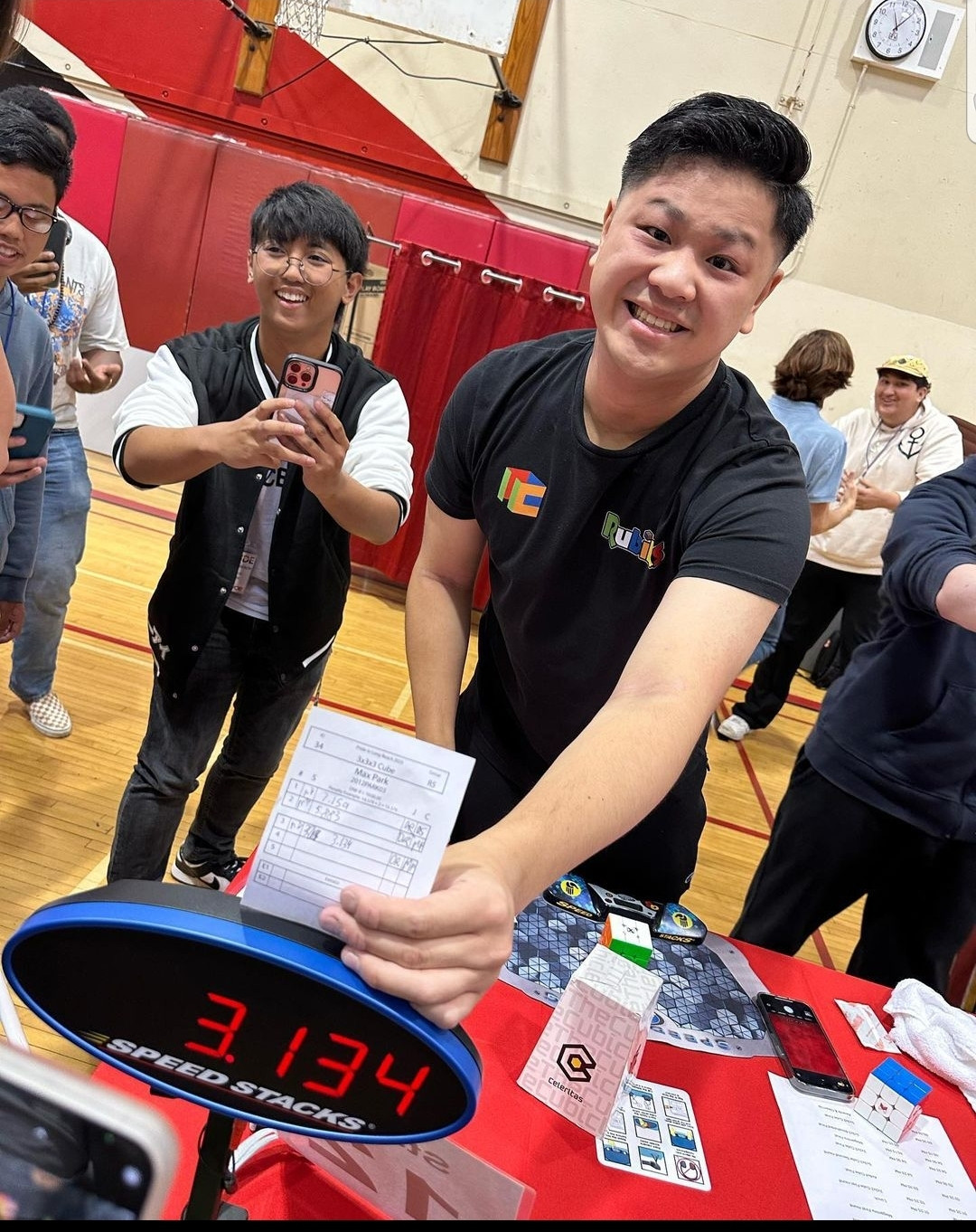 Thành tích 3,13 giây của chàng trai trẻ khiến nhiều người kinh ngạc. (Ảnh: Max Park)