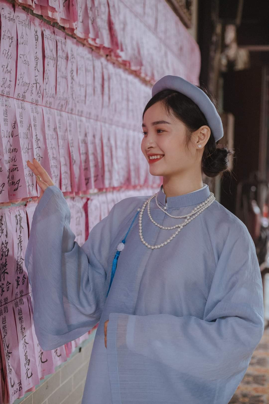 Gen Z rủ nhau check-in tại chùa với áo dài vào dịp Tết. (Ảnh: Đăng Phạm) Gen Z rủ nhau check-in tại chùa với áo dài vào dịp Tết. (Ảnh: Đăng Phạm)