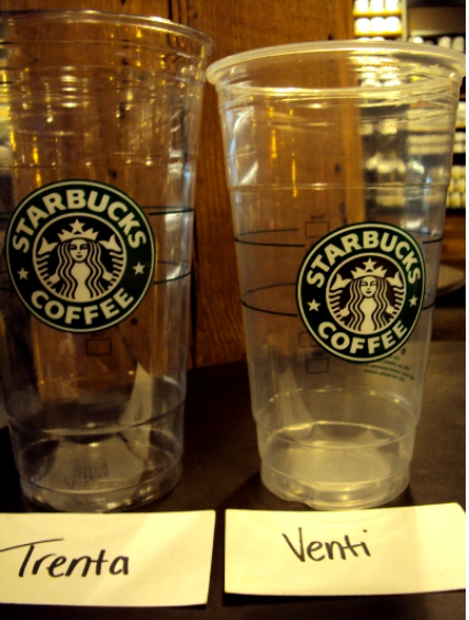 So sánh kích thước của size Trenta và Venti.