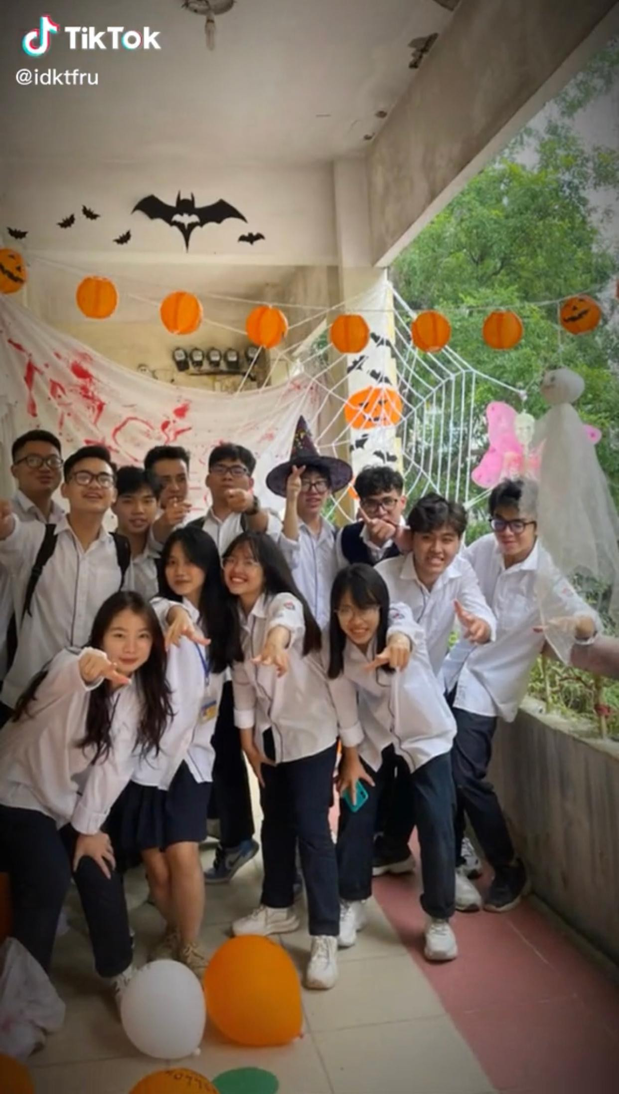 Không cần đi đâu xa, Gen Z có ngay điểm check-in Halloween tại chính lớp học của mình! (Nguồn: @idktfru) Không cần đi đâu xa, Gen Z có ngay điểm check-in Halloween tại chính lớp học của mình! (Nguồn: @idktfru)