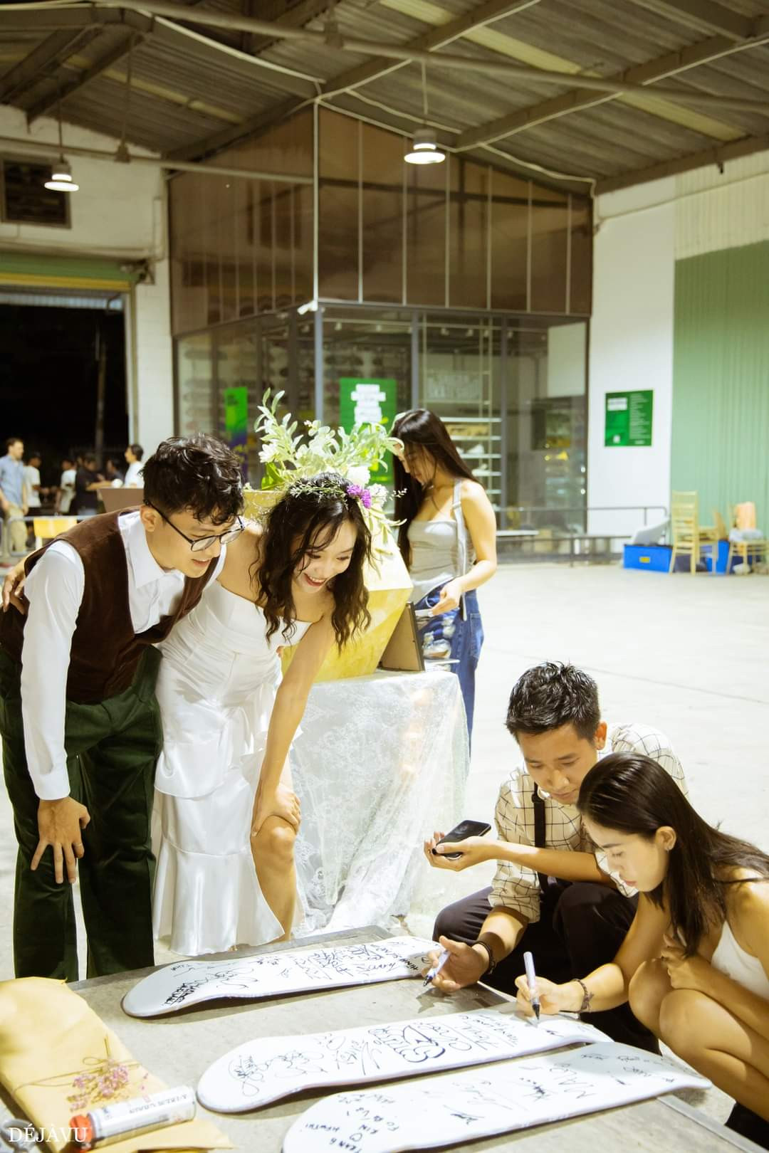 Màn ký tên đậm chất Skaters. (Ảnh: Lương Phạmm)