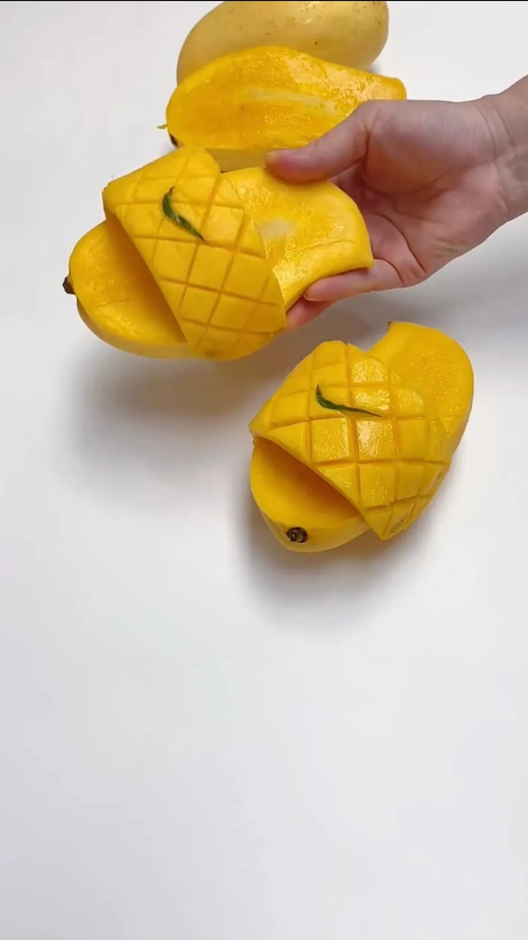 Nike phiên bản xoài chín cũng vô cùng “xịn xò”. (Ảnh: Weibo Việt Nam)