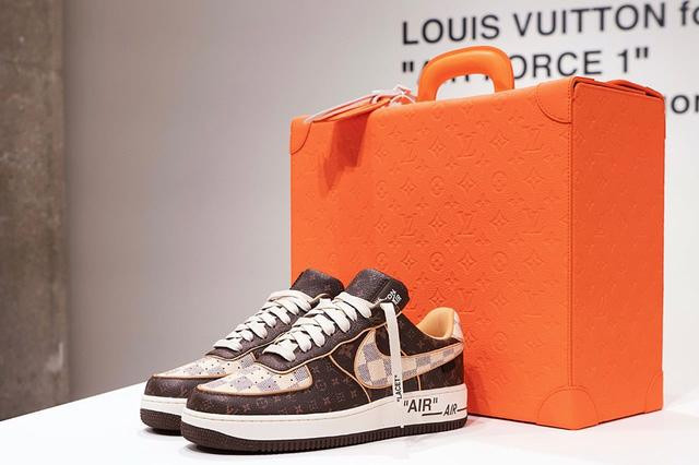 Toàn bộ doanh thu từ những đôi giày này sẽ được dùng cho quỹ học bổng “Post-Modern” của Virgil Abloh. Toàn bộ doanh thu từ những đôi giày này sẽ được dùng cho quỹ học bổng “Post-Modern” của Virgil Abloh.