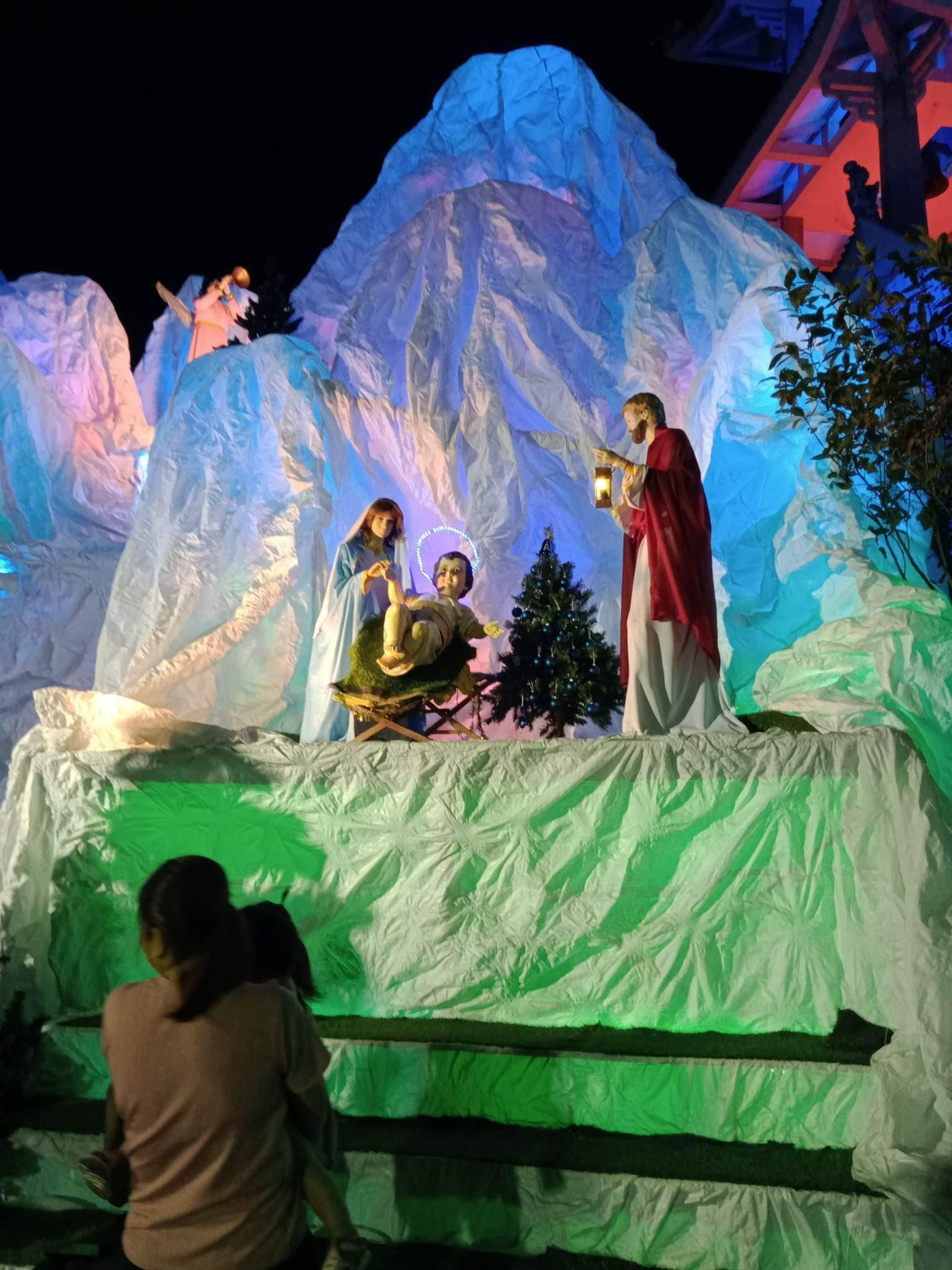 Những hình ảnh rực rỡ của xóm đạo Phạm Thế Hiển vào dịp Noel. (Ảnh: Bảo Saigon Huỳnh) Những hình ảnh rực rỡ của xóm đạo Phạm Thế Hiển vào dịp Noel. (Ảnh: Bảo Saigon Huỳnh)