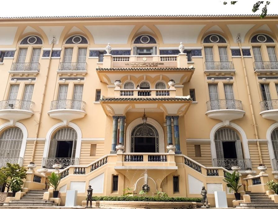 Chính diện tòa nhà 1 với nét kiến trúc độc đáo, tinh tế trong từng chi tiết. (Ảnh: Vệ Giang) Chính diện tòa nhà 1 với nét kiến trúc độc đáo, tinh tế trong từng chi tiết. (Ảnh: Vệ Giang)