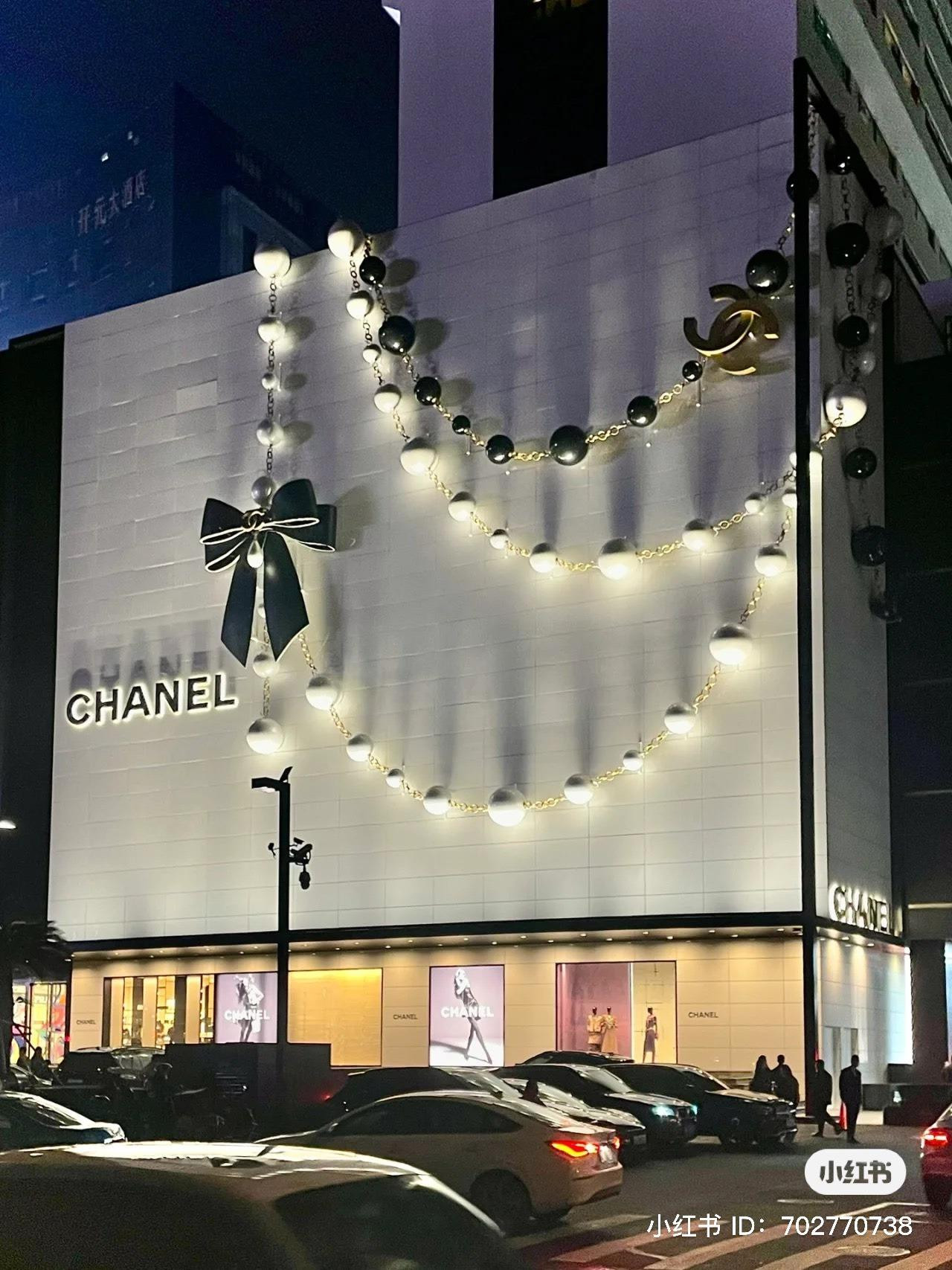 Vào buổi tối, nơi đây lung linh khiến người qua đường không khỏi ngước nhìn! (Ảnh: Fanpage Weibo Việt Nam)