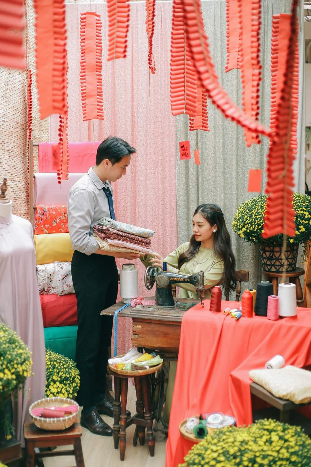 Chần chờ gì mà chưa chịu rủ “người thương” làm bộ ảnh ăn Tết. (Ảnh: Khóm Coffee & Tea) Chần chờ gì mà chưa chịu rủ “người thương” làm bộ ảnh ăn Tết. (Ảnh: Khóm Coffee & Tea)