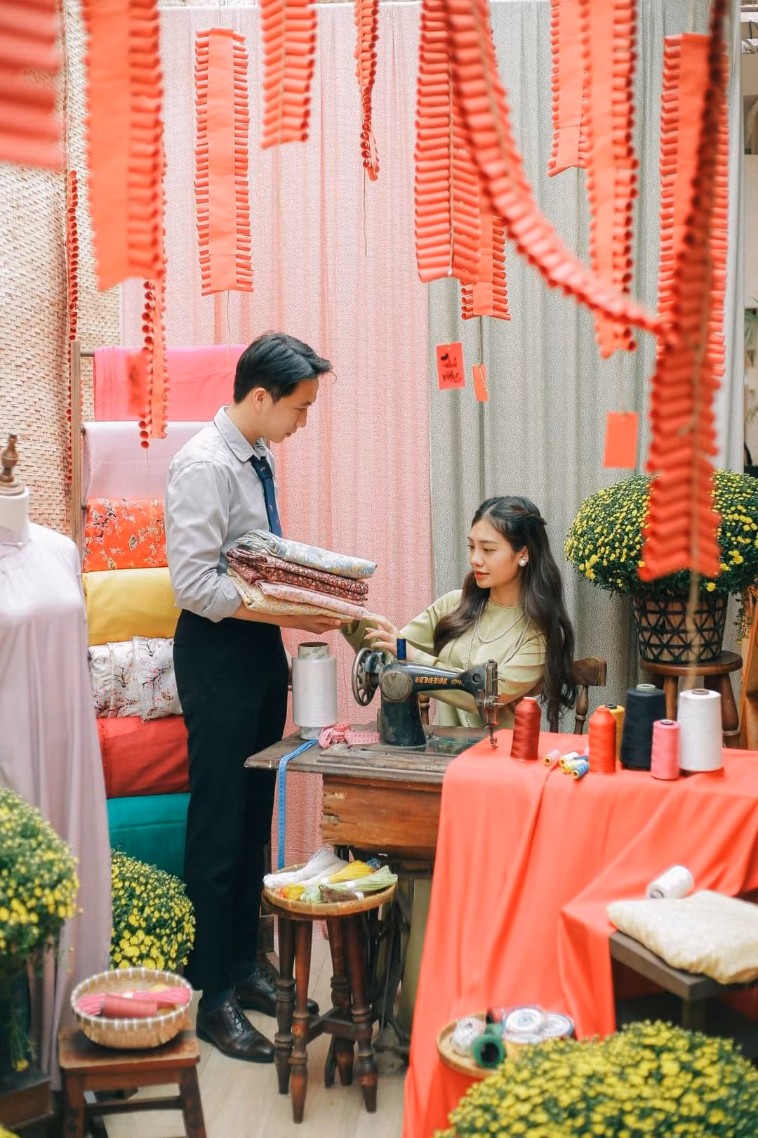 Chần chờ gì mà chưa chịu rủ “người thương” làm bộ ảnh ăn Tết. (Ảnh: Khóm Coffee &amp; Tea)