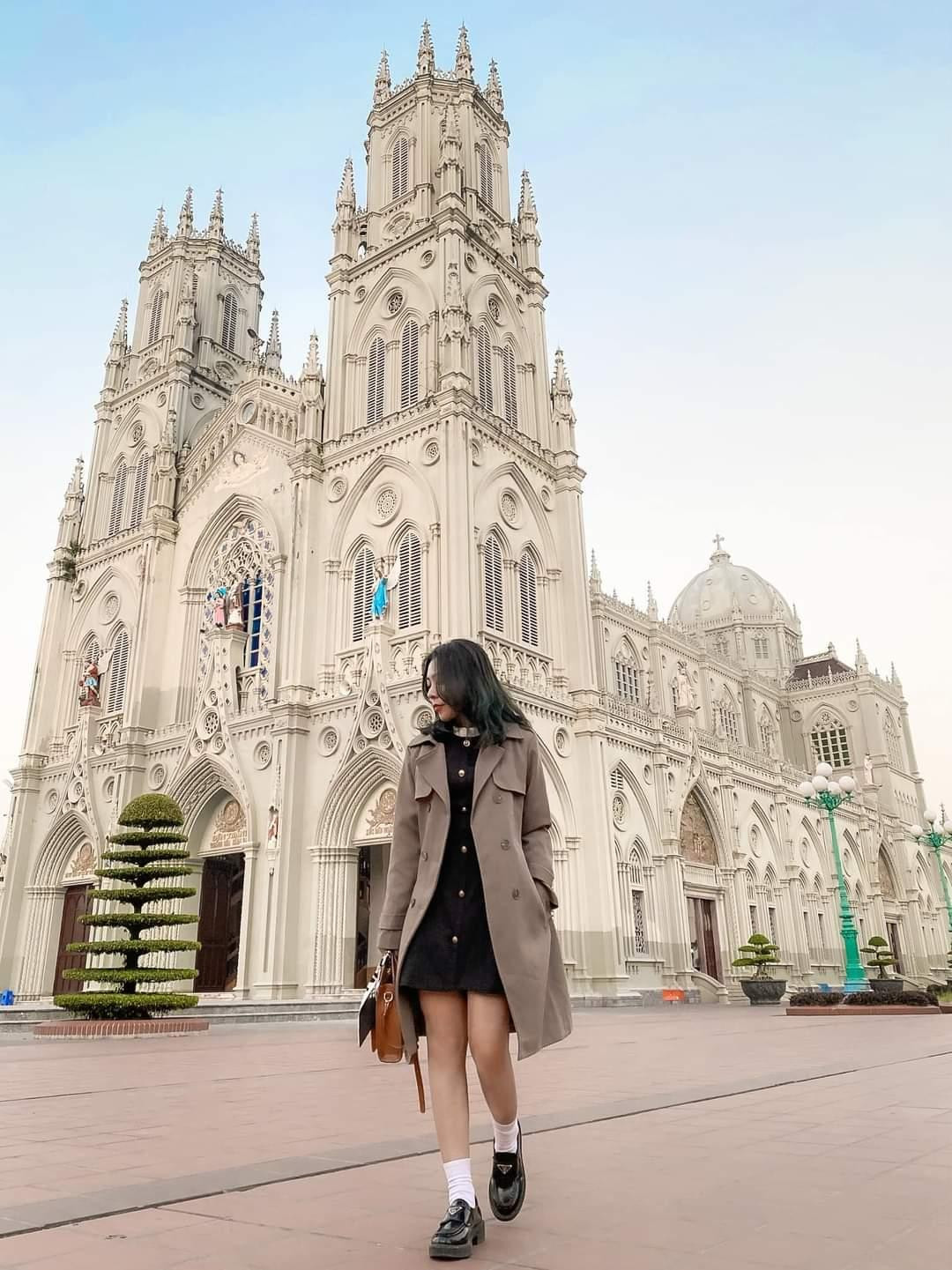 Cứ ngỡ cô bạn này đang dạo chơi giữa trời Tây. (Ảnh: Phuong Anh)