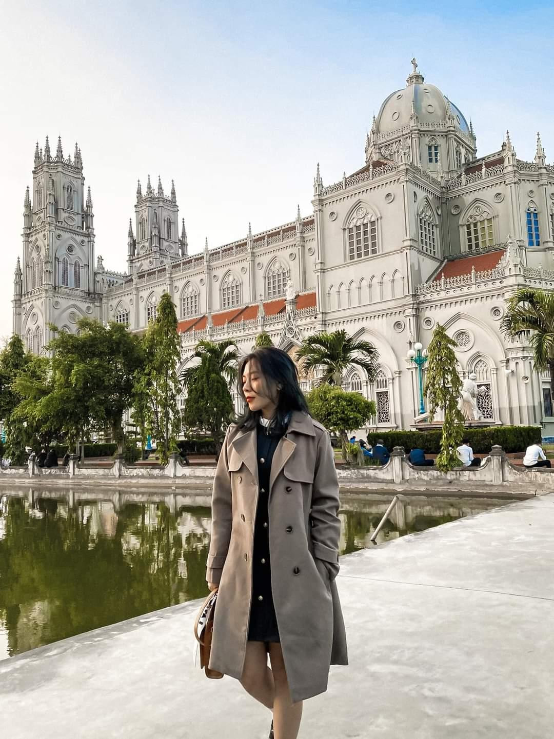 Nhà thờ trở thành bối cảnh chụp ảnh yêu thích của nhiều bạn trẻ. (Ảnh: Phuong Anh)