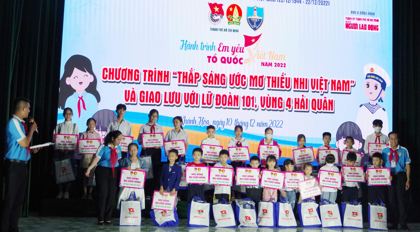 BTC chương trình trao tặng học bổng cho con em quân nhân đang công tác tại Vùng 4. (Ảnh: Hữu Mùi/ báo Hải quân Việt Nam)