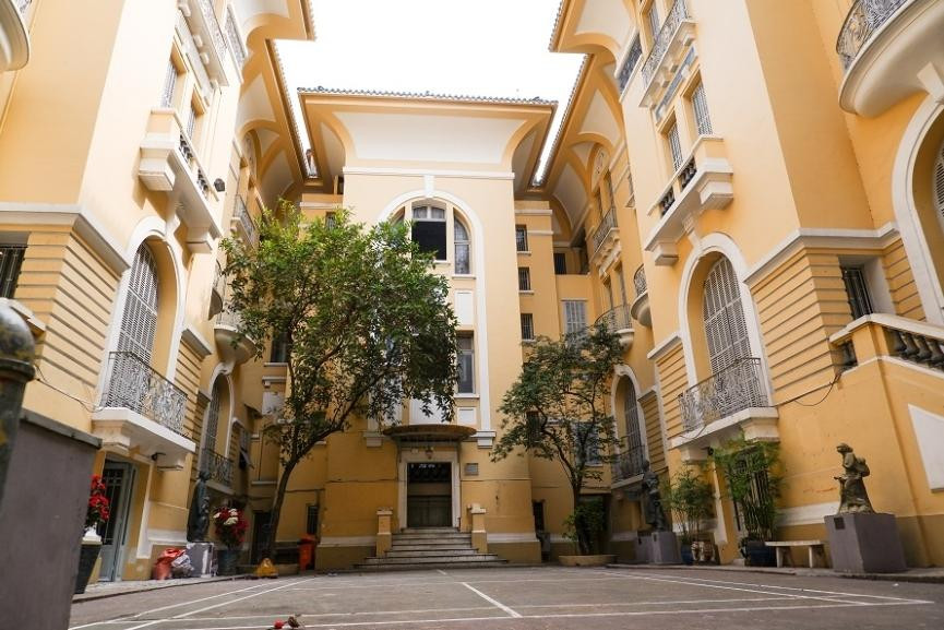 Khoảng sân ở Tòa 1 - địa điểm yêu thích của giới trẻ và từng được “lên sóng” trong chương trình “Chạy đi chờ chi”. (Ảnh: Vệ Giang) Khoảng sân ở Tòa 1 - địa điểm yêu thích của giới trẻ và từng được “lên sóng” trong chương trình “Chạy đi chờ chi”. (Ảnh: Vệ Giang)