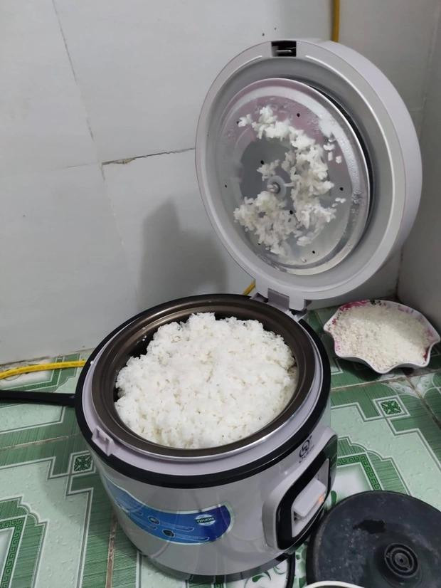 Chắc vẫn quen tay cắm cơm cho cả nhà ăn.