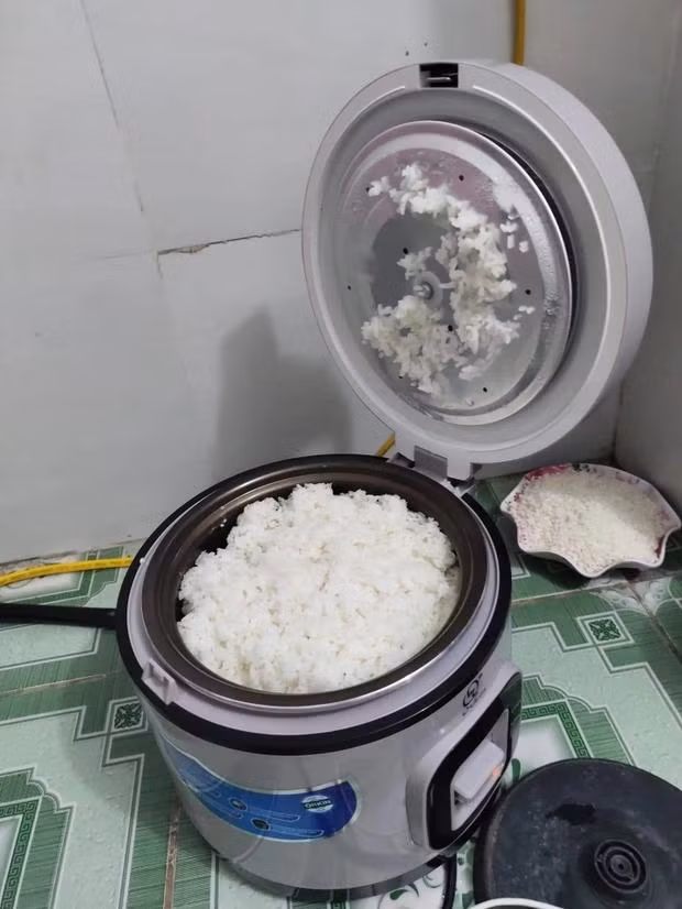 Chắc vẫn quen tay cắm cơm cho cả nhà ăn.