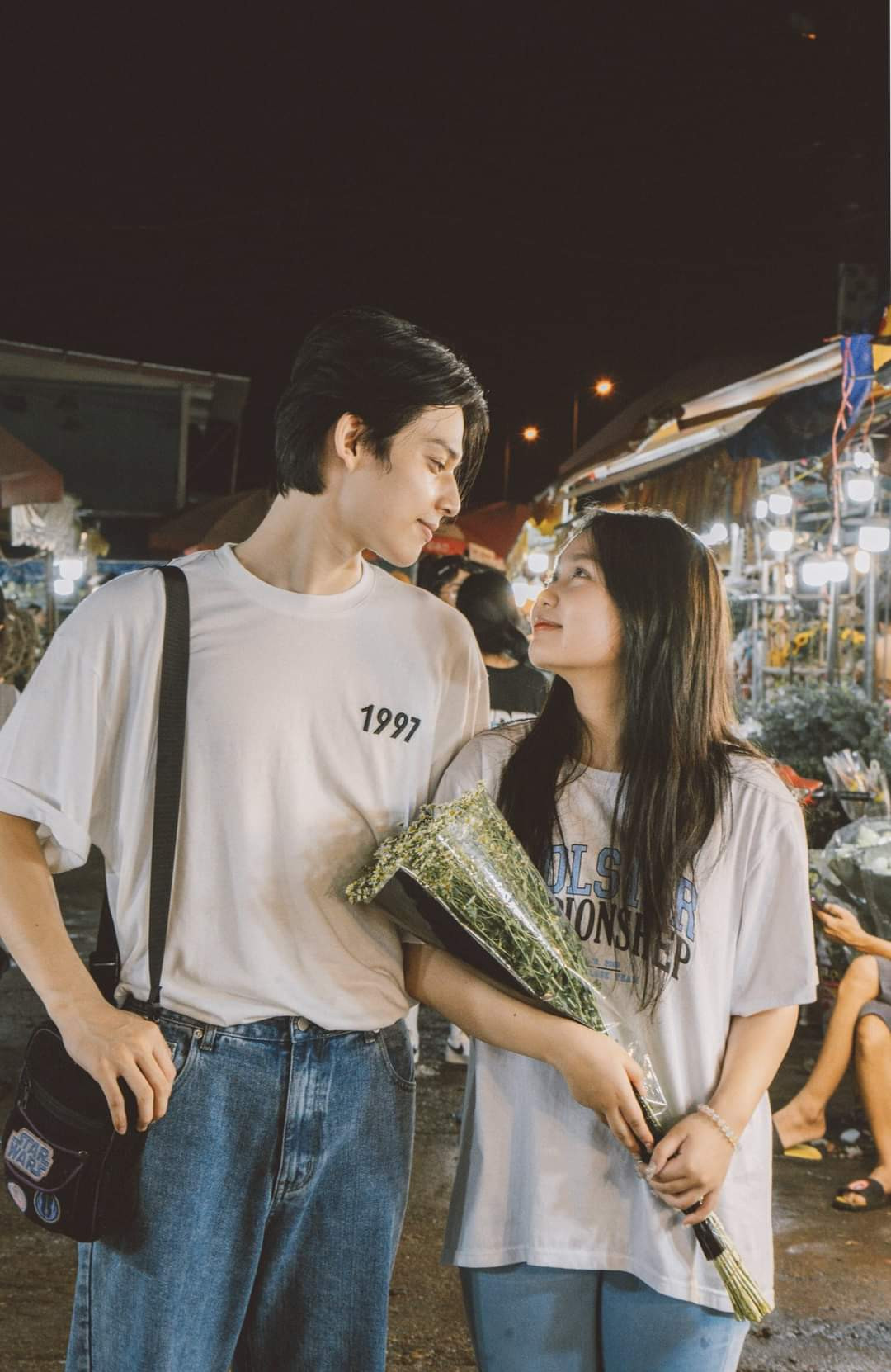 Tặng em một đóa hoa để nhận lại bông hoa đẹp nhất. (Ảnh: Bắc Vũ)