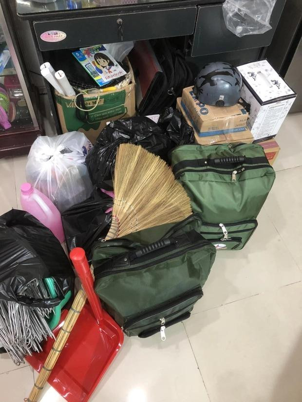 Định mang cả nhà lên trọ hay gì?