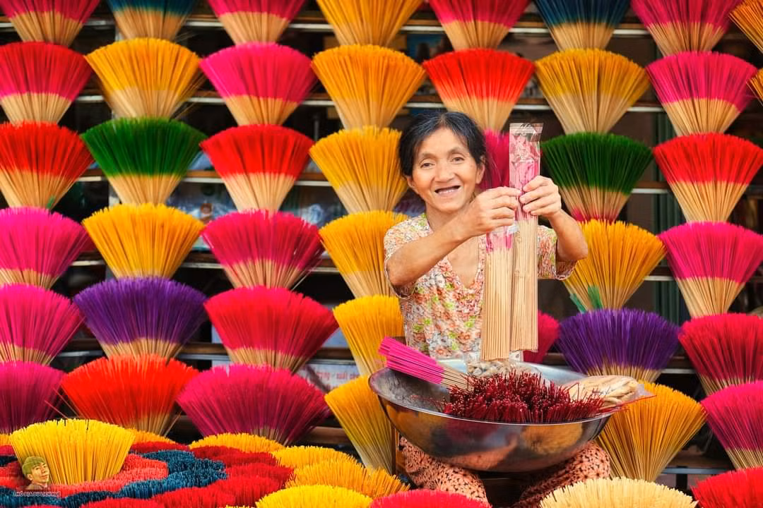 Mệ Tuyết - một nghệ nhân “bán sắc màu và đem trao những sắc màu” nổi tiếng tại làng hương Xuân Thủy. (Ảnh: Trần Đình Đức Hiếu) Mệ Tuyết - một nghệ nhân “bán sắc màu và đem trao những sắc màu” nổi tiếng tại làng hương Xuân Thủy. (Ảnh: Trần Đình Đức Hiếu)