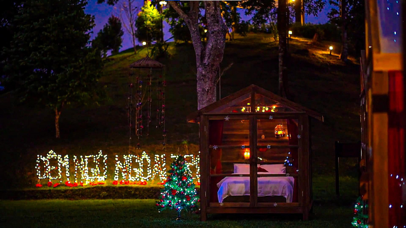 Cây thông được đặt cạnh mỗi ngôi nhà mang đến không khí Giáng sinh. (Ảnh: P&apos;apiu Resort)