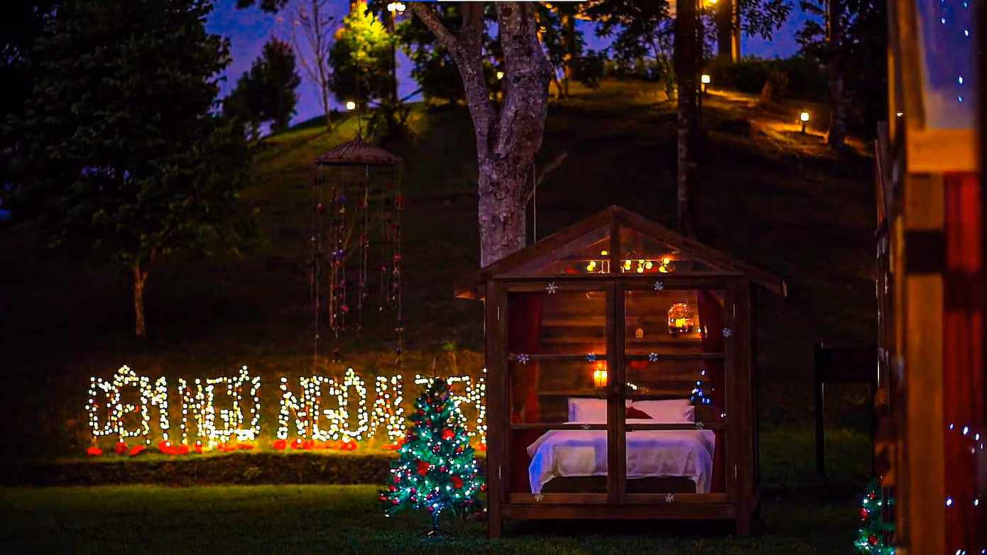 Cây thông được đặt cạnh mỗi ngôi nhà mang đến không khí Giáng sinh. (Ảnh: P'apiu Resort)
