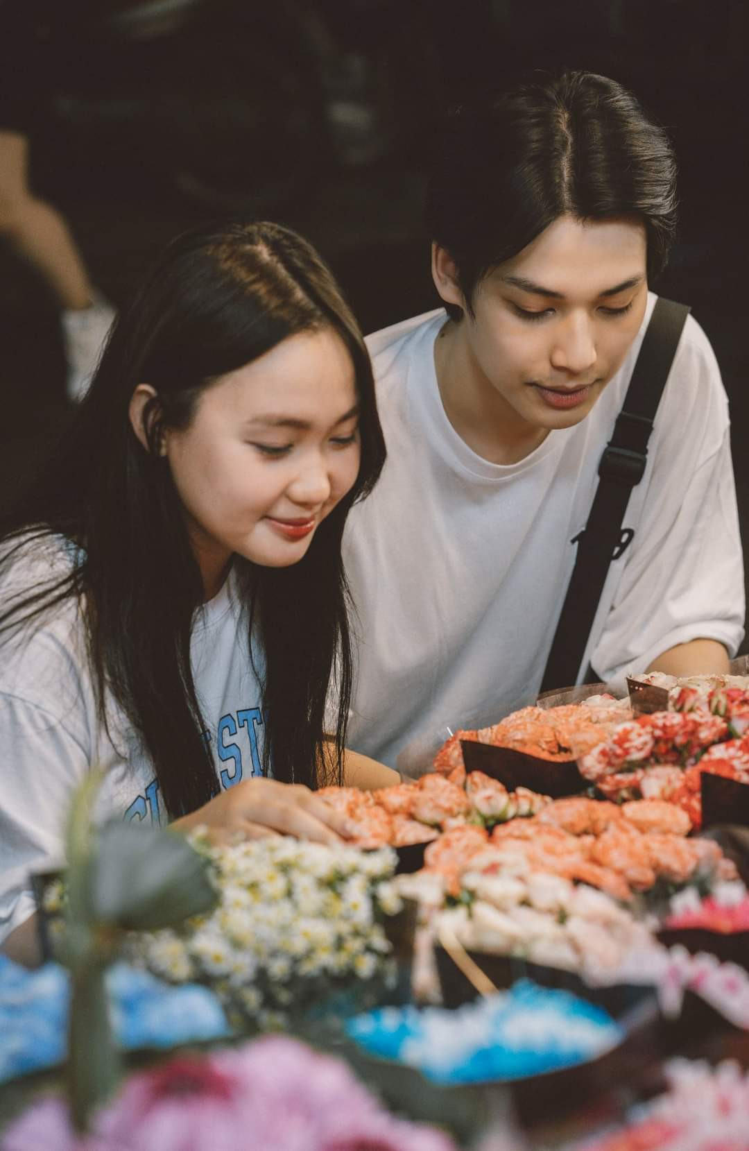 Ghé chợ hoa cùng người thương chọn hoa cho ngày đặc biệt. (Ảnh: Bắc Vũ)