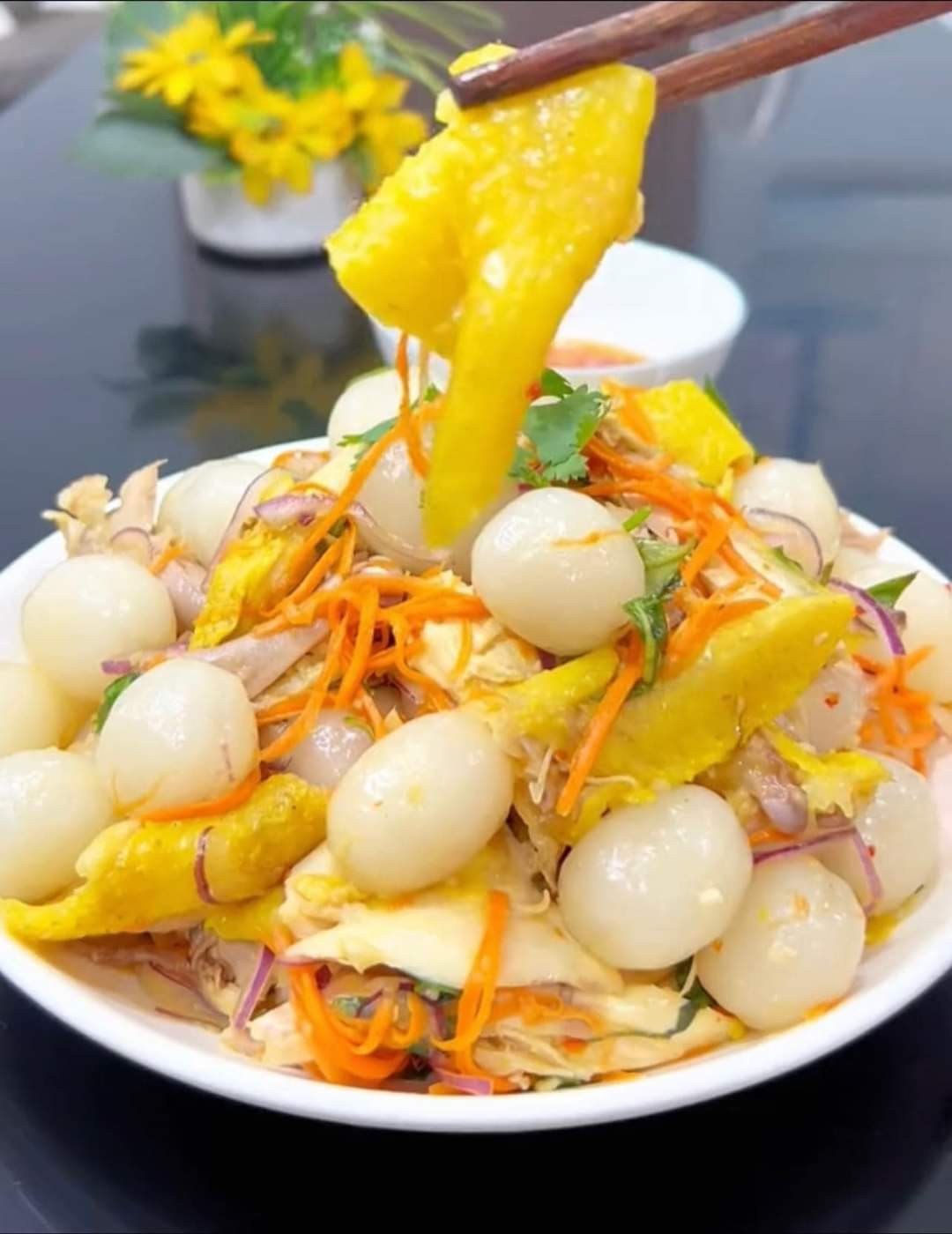 Gỏi gà chôm chôm khiến hội đam mê ẩm thực “đứng ngồi không yên”. - Ảnh: bep_nho_mymy