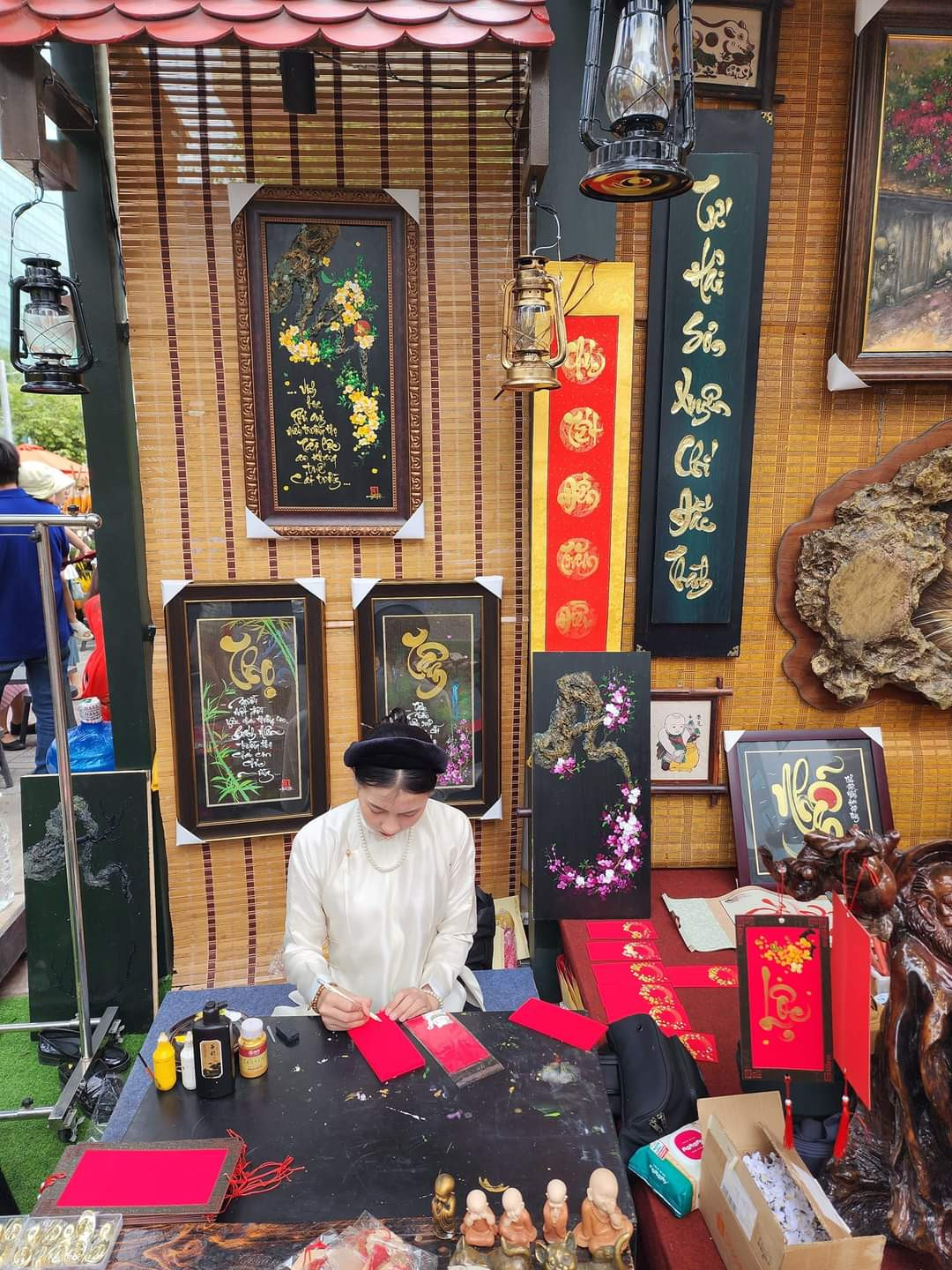 Không gian Phố ông đồ cũng thu hút nhiều người đến xin chữ. (Ảnh: Nguyễn Tiến Tiền)