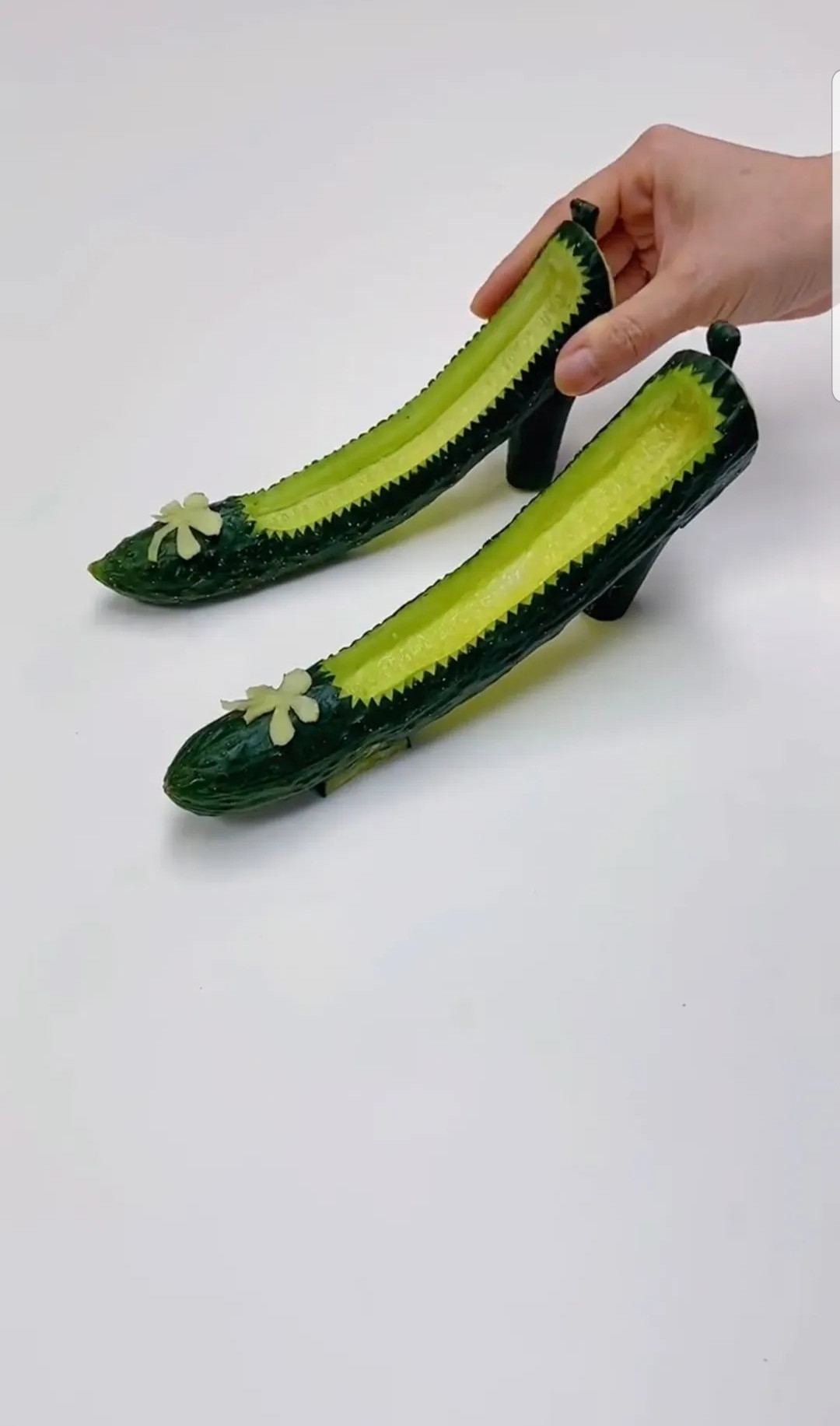 Dưa chuột cũng là một trong những chất liệu được lựa chọn trong bộ sưu tập này. (Ảnh: Weibo Việt Nam)