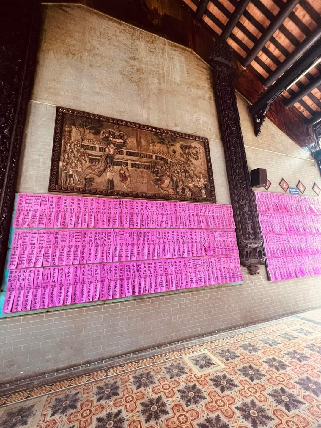 Bức tường hồng “huyền thoại” tại chùa. (Ảnh: Nguyệt Cát) Bức tường hồng “huyền thoại” tại chùa. (Ảnh: Nguyệt Cát)