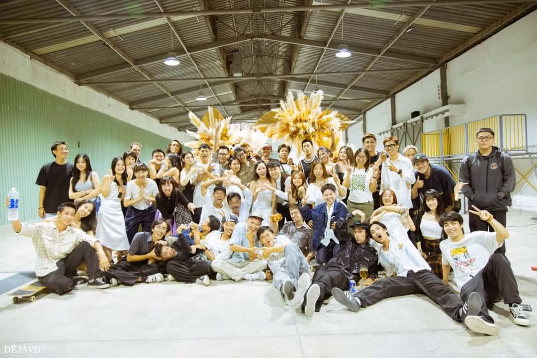 Tiệc cưới với sự góp mặt của các anh em hội trượt ván. (Ảnh: Lương Phạmm) Tiệc cưới với sự góp mặt của các anh em hội trượt ván. (Ảnh: Lương Phạmm)