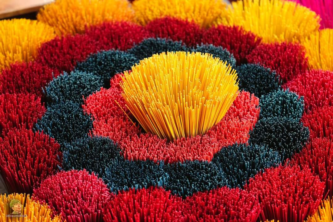 Những bó chông hương đầy màu sắc vô cùng bắt mắt. (Ảnh: Trần Đình Đức Hiếu)