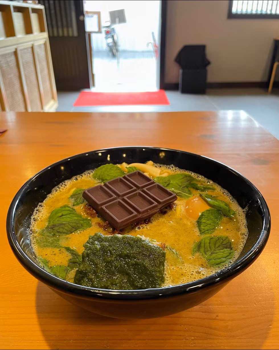 Món Chocolate Ramen chào mừng ngày Valentine đầy ngọt ngào. (Ảnh: @menya_shishido)