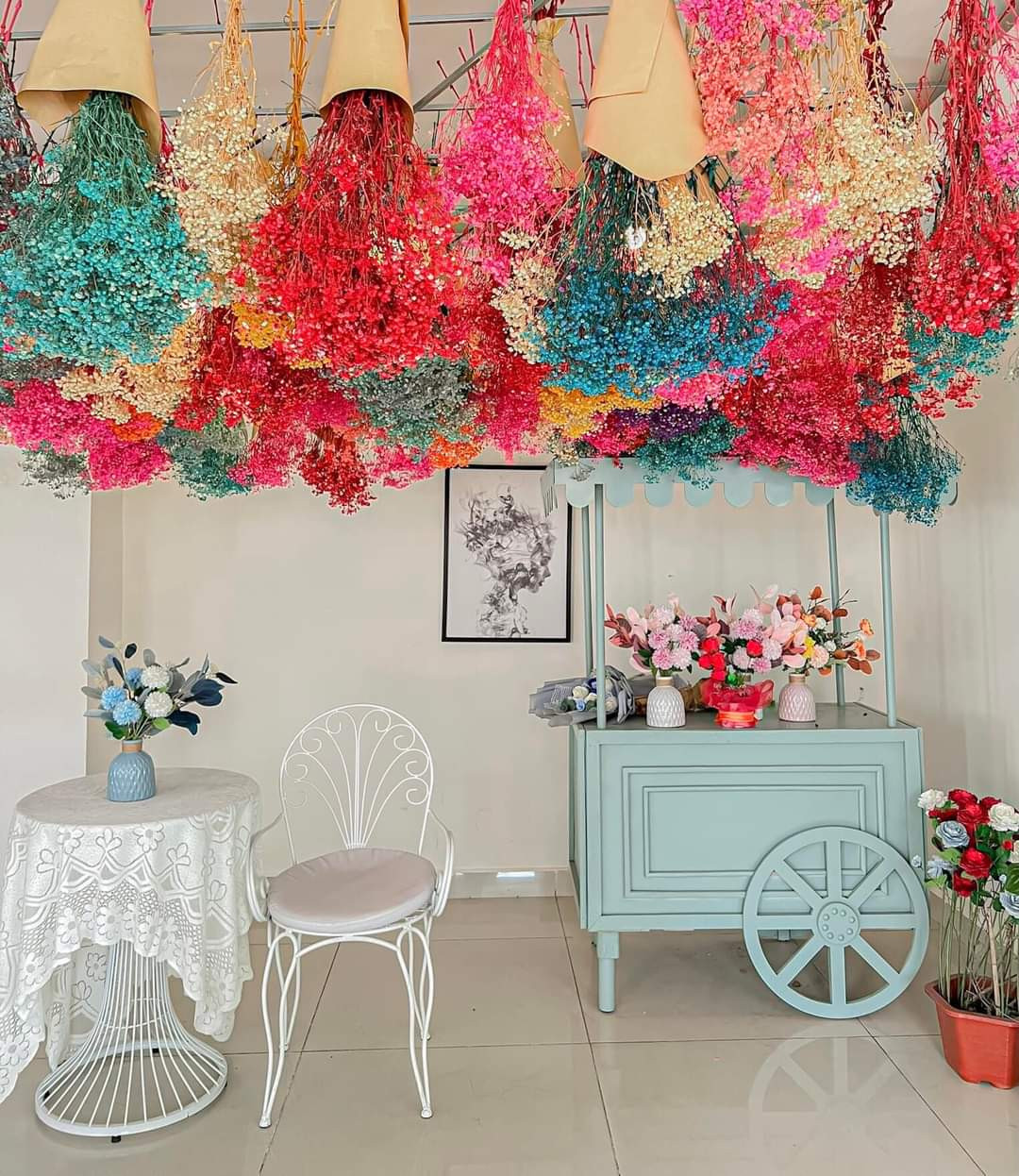 Bên trong quán ngập tràn hoa. (Ảnh: Nguyễn Thu Sương)