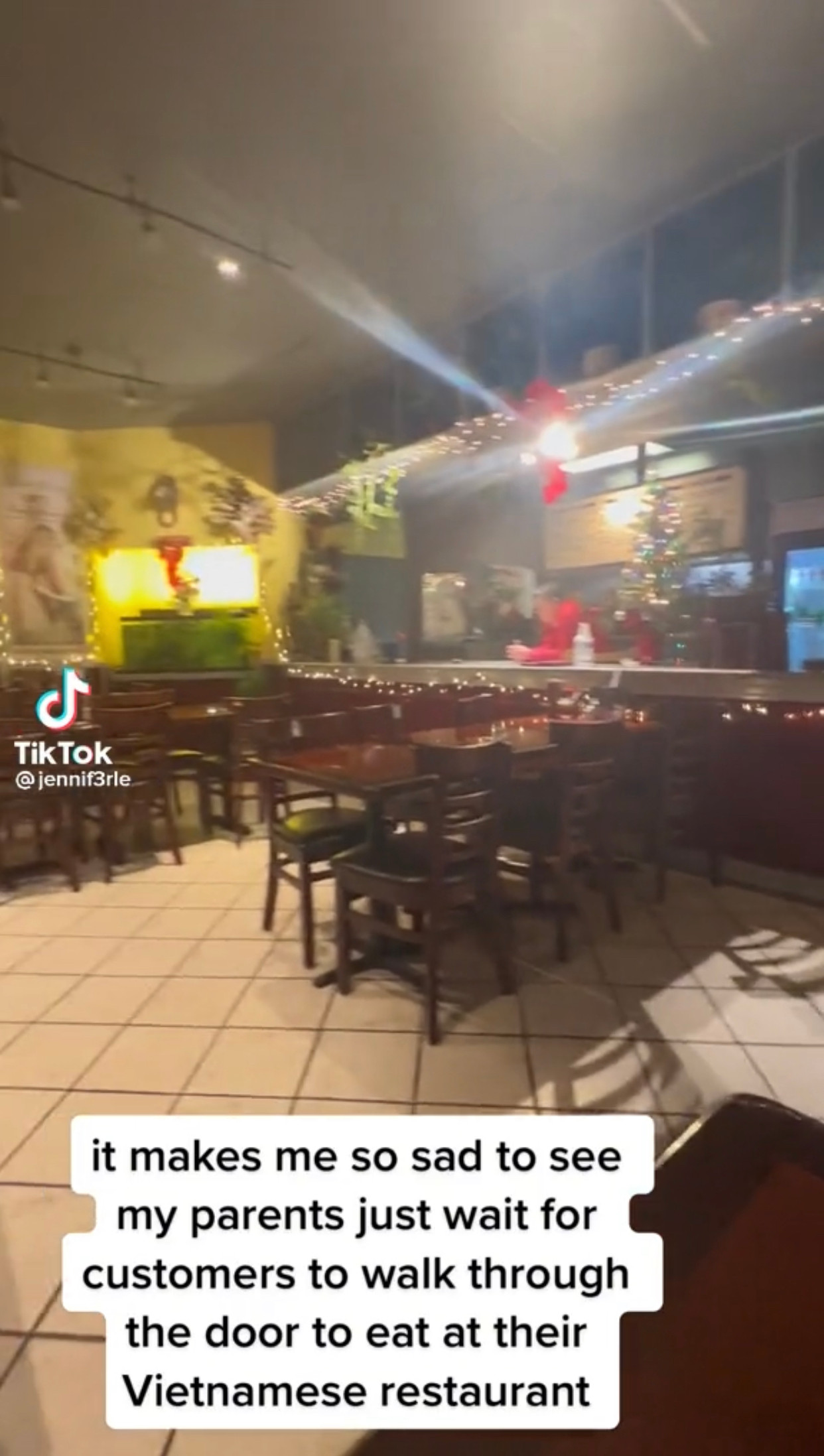 Đồ ăn đã sẵn sàng nhưng không có thực khách nào bước vào thưởng thức. Đồ ăn đã sẵn sàng nhưng không có thực khách nào bước vào thưởng thức.