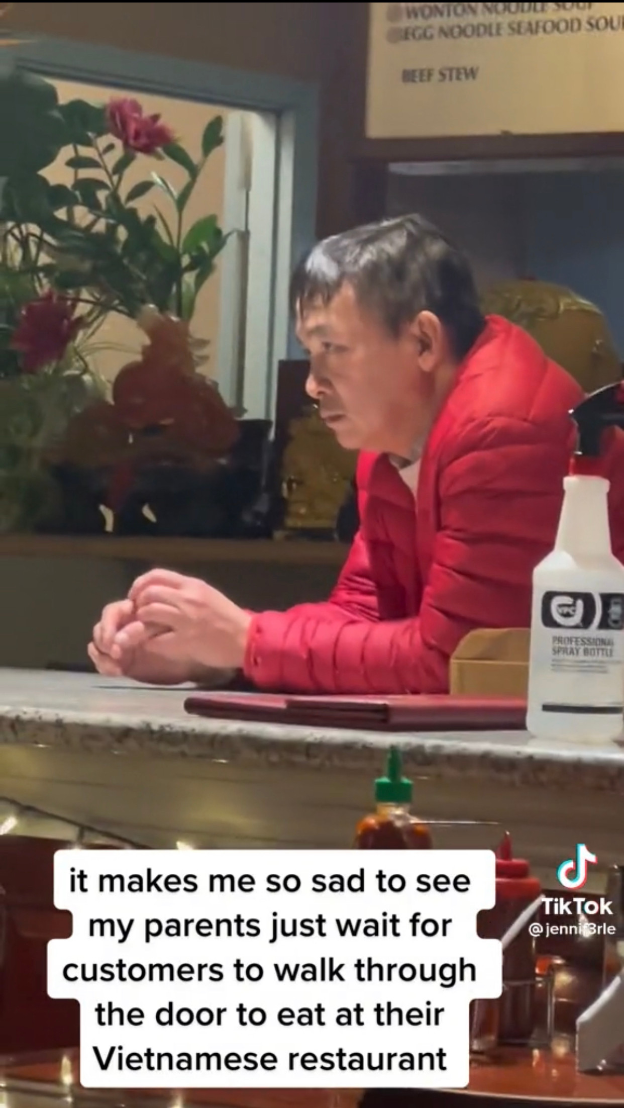 Gương mặt buồn bã đang chờ đợi từng khách hàng của người cha. Gương mặt buồn bã đang chờ đợi từng khách hàng của người cha.