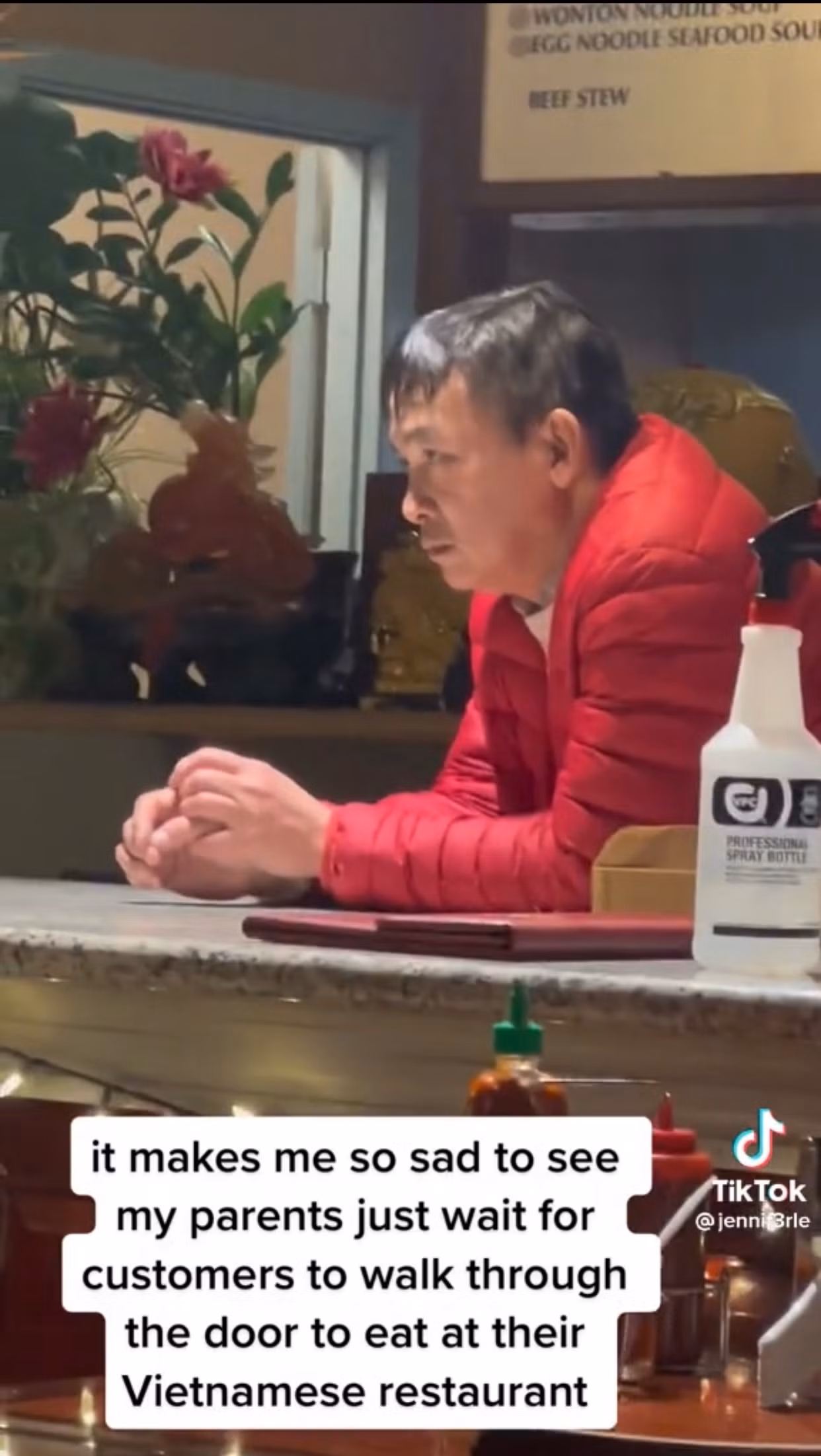 Gương mặt buồn bã đang chờ đợi từng khách hàng của người cha.