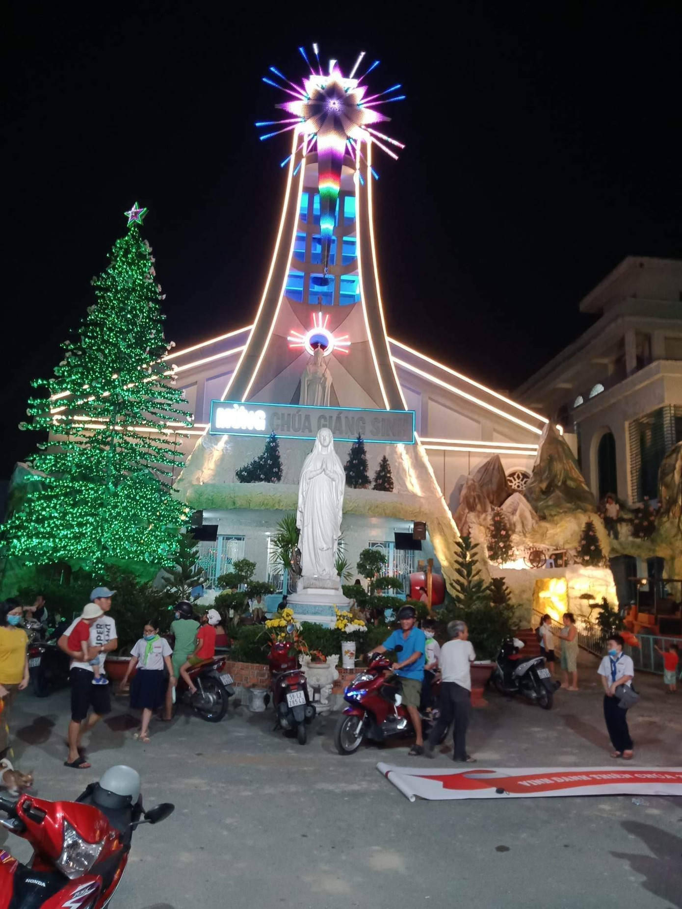 Sân nhà thờ Bình An tấp nập người ghé vào check-in, chụp ảnh. (Ảnh: Bảo Saigon Huỳnh) Sân nhà thờ Bình An tấp nập người ghé vào check-in, chụp ảnh. (Ảnh: Bảo Saigon Huỳnh)