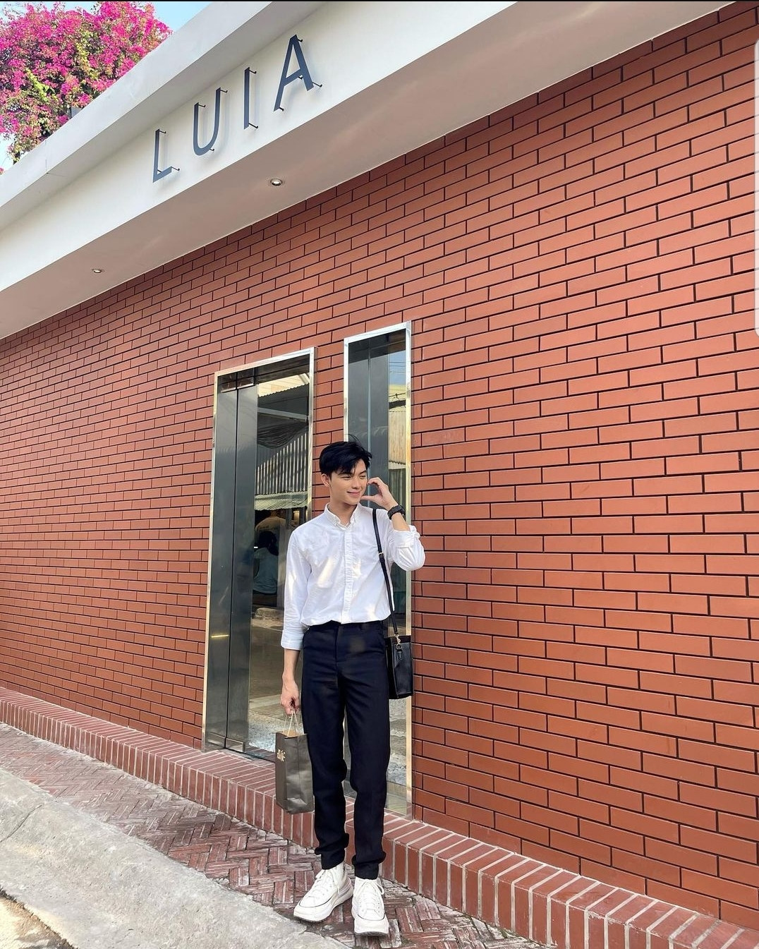 Sơ mi trắng có làm hội chị em “say nắng”? (Ảnh: Nguyễn Cao Nhật Hoàng)